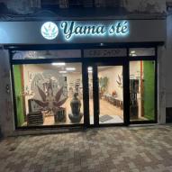 Yama Sté - Enseigne sur cadre alu soudé, texte et logo en pvc découpés, incrustation de leds blanches. Drapeau lumineux double face – 40 000 MONT DE MARSAN