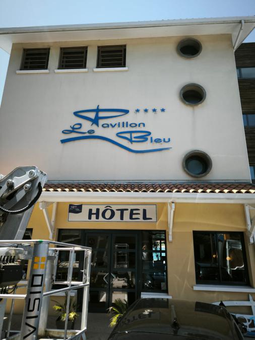 Le pavillon bleu - Enseigne en lettres découpées montées sur entretoises – 40150 Hossegor