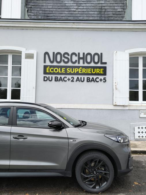 Noschool enseigne en lettres découpées montées sur picots – 40000 Mont de Marsan