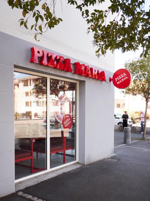 Pizza Maria enseigne lettres boitiers avec reliefs en altuglass rouge lumineux et une enseigne drapeau lumineuse - 40100 DAX