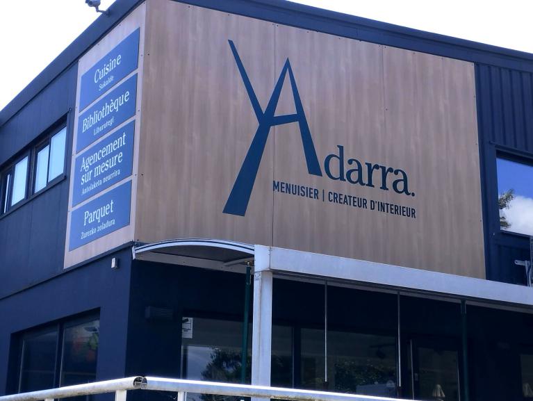 Adarra Menuisier Créateur d'Intérieur - Enseigne - 64500 Saint-Jean-de-Luz