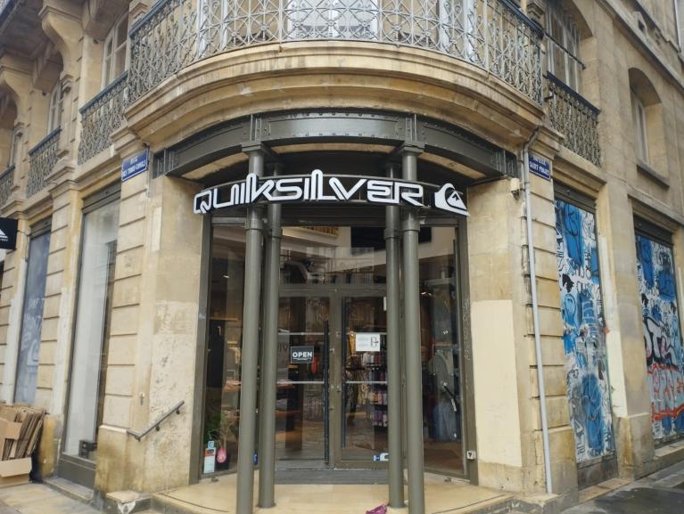 Enseigne texte en lettres boitiers altuglas chant noir et face blanc diffusant éclairage leds – 33 000 Bordeaux