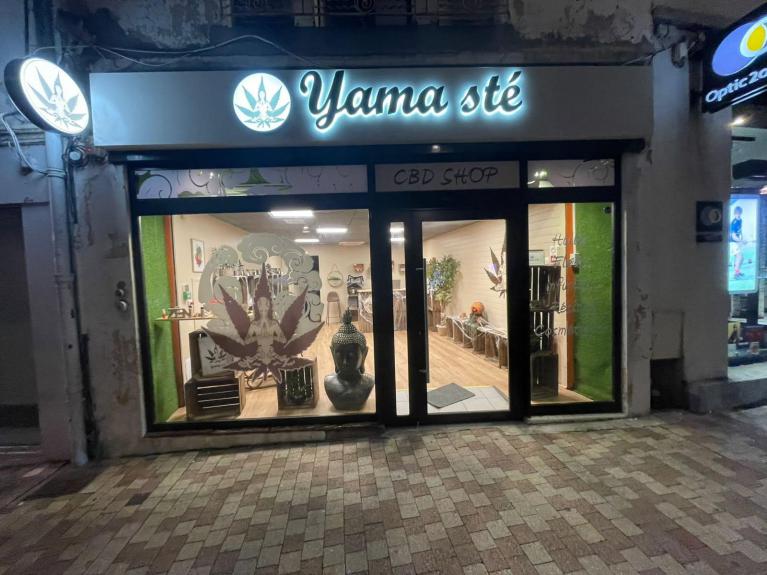 Yama Sté - Enseigne sur cadre alu soudé, texte et logo en pvc découpés, incrustation de leds blanches. Drapeau lumineux double face – 40 000 MONT DE MARSAN