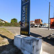 Alstor - Totem double face lumineux montée sur platines, lettrages et logo évidés dans la tôle, altuglass diffusant, éclairage intérieur par modules leds -40280 Saint Pierre du Mont