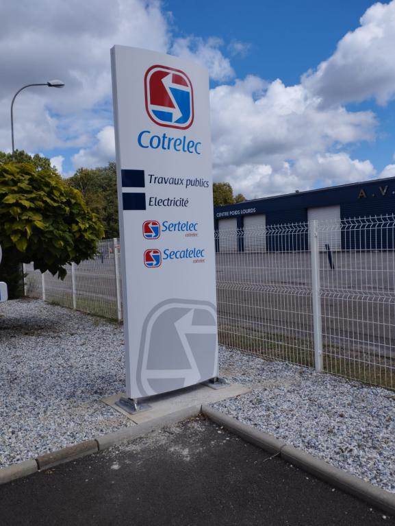 Cotrelec – Totem signalétique en aluminium deux faces – montée sur platines – 40 000 Mont de Marsan