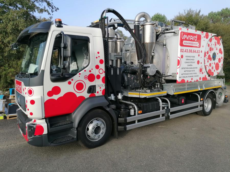 Remorque Gourdon – décoration d’un hydrocureur par pose de vinyles imprimés – 40 800 Aire sur l’Adour