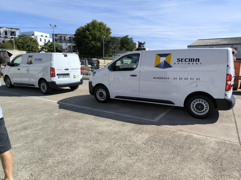 Secma – décoration véhicule par pose de textes adhésifs et logo imprimé sur du vinyle – 33270 Floirac