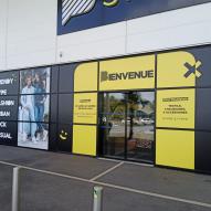 Blackstore 40 – pose de vinyles adhésifs avec impression numérique sur vitrine – Grand Mail 40 100 Dax