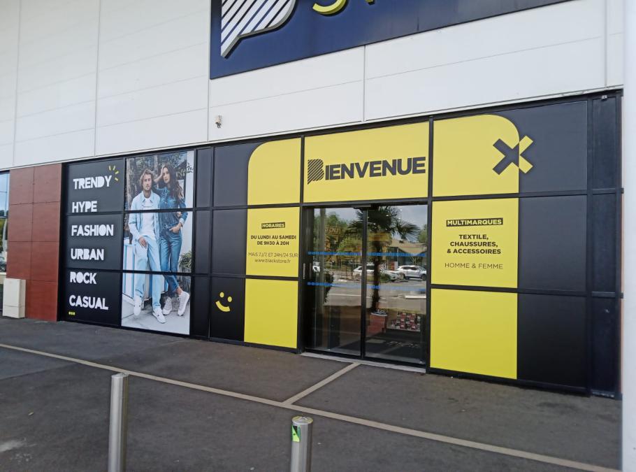 Blackstore 40 – pose de vinyles adhésifs avec impression numérique sur vitrine – Grand Mail 40 100 Dax
