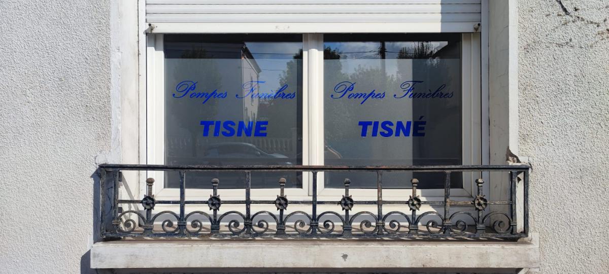 Pompes Funèbres Tisné pose de film dépoli et lettrages découpés – 40 000 Mont de Marsan
