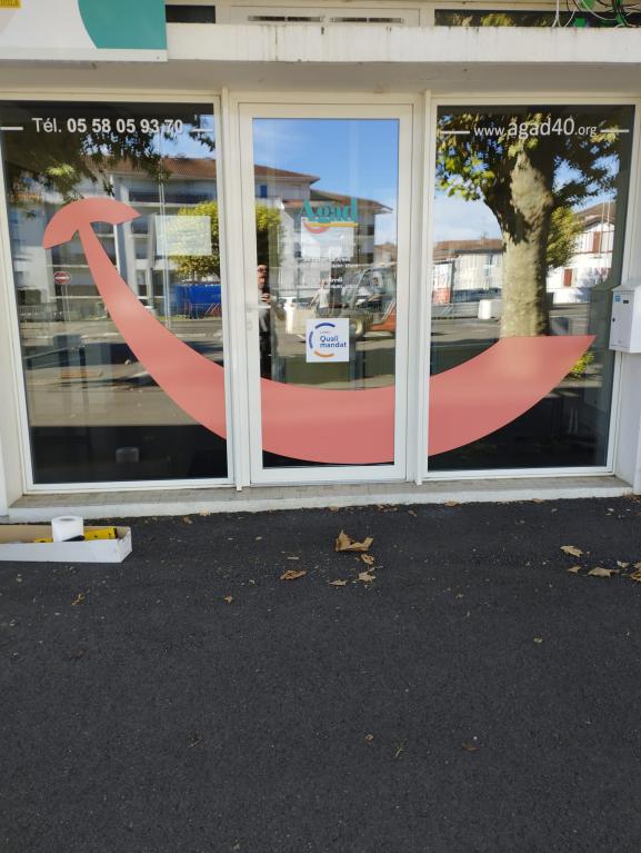 Agad 40 – Pose de lettrages adhésifs et logo sur vitrine – 40 000 MONT DE MARSAN