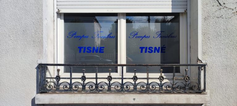 Pompes Funèbres Tisné pose de film dépoli et lettrages découpés – 40 000 Mont de Marsan