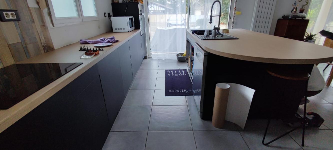 Fourniture et pose de vinyle coulé texturé effet bois sur plan de travail, ilot et portes noires effet bois – 40 000 Mont de Marsan