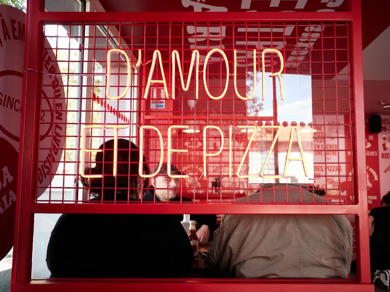 Décoration intérieure par pose de vinyles imprimés sur le plafond, réalisation de néon, fabrication du mobilier sur mesure – Pizza Maria 40 100 Saint Paul les Dax