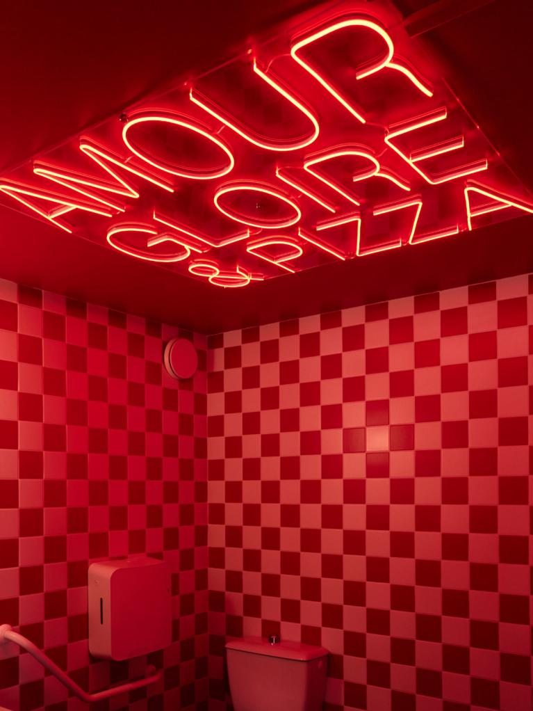 Décoration intérieure par pose de vinyles imprimés sur le plafond, réalisation de néon, fabrication du mobilier sur mesure – Pizza Maria 40 100 Saint Paul les Dax