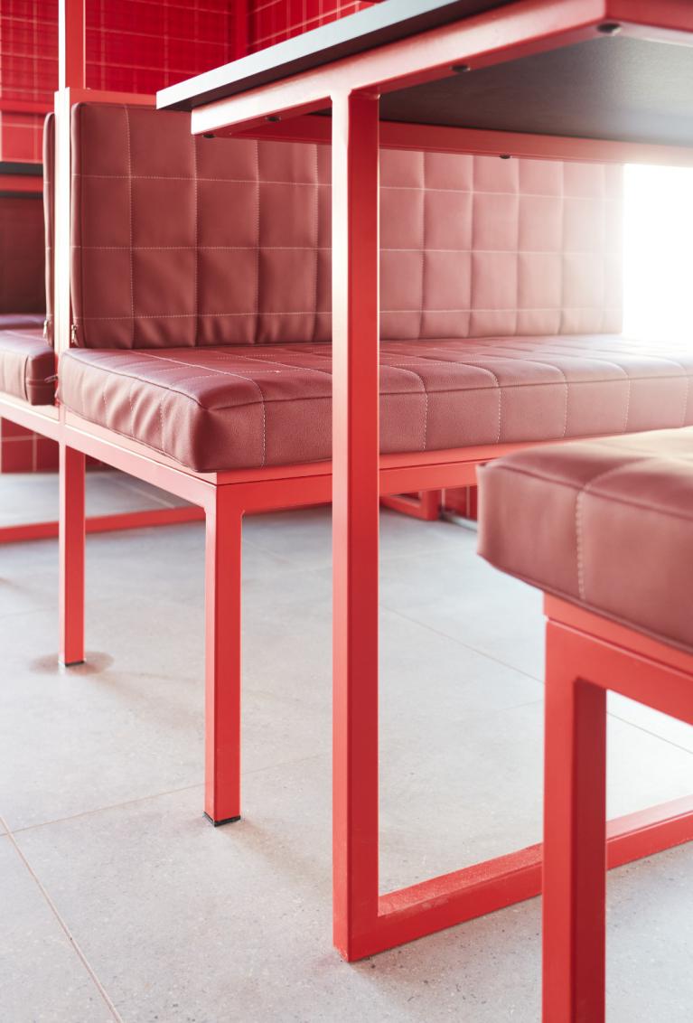 Décoration intérieure par pose de vinyles imprimés sur le plafond, réalisation de néon, fabrication du mobilier sur mesure – Pizza Maria 40 100 Saint Paul les Dax