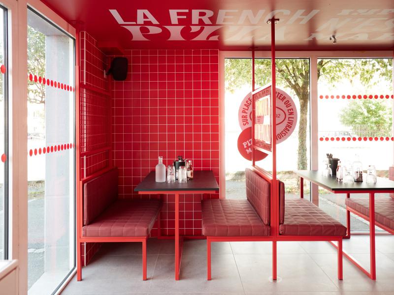 Décoration intérieure par pose de vinyles imprimés sur le plafond, réalisation de néon, fabrication du mobilier sur mesure – Pizza Maria 40 100 Saint Paul les Dax