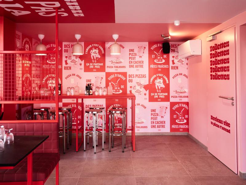 Décoration intérieure par pose de papier peint imprimé, réalisation de néon, fabrication du mobilier sur mesure – Pizza Maria 40 100 Saint Paul les Dax